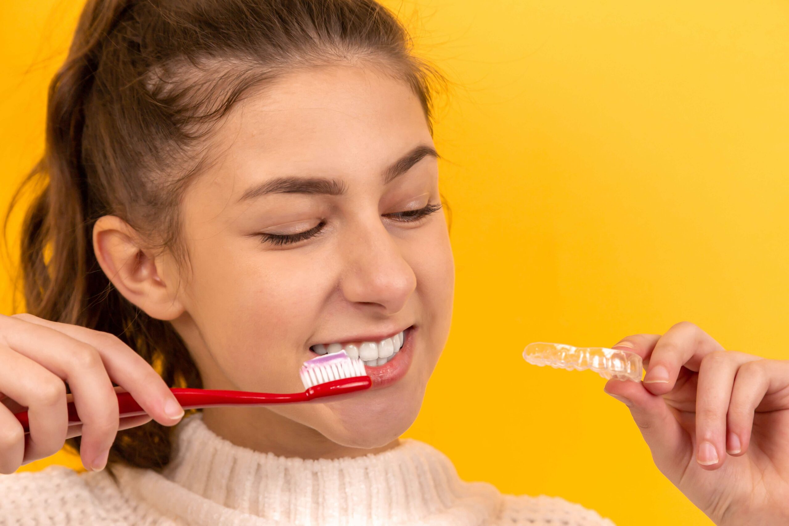 Зубного против. Stronger Teeth. Thinking and taking Toothbrush.